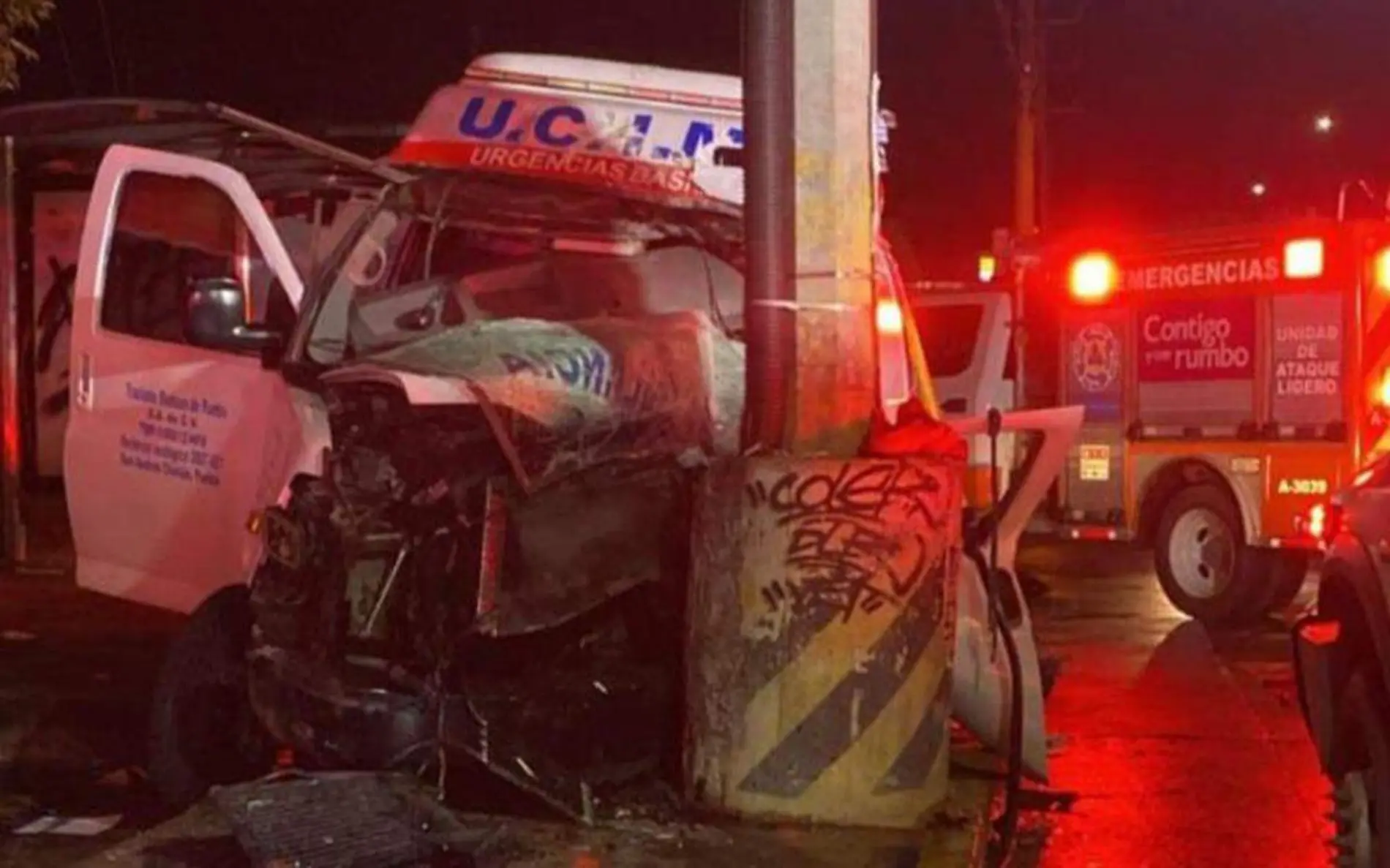 Tres heridos fue el saldo de un fuerte accidente de una ambulancia en la Calzada Zaragoza